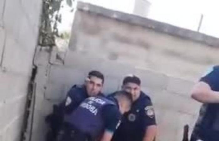 Er entging einer Kontrollstelle, sie verhafteten ihn und Nachbarn kreuzten sich gewaltsam mit der Polizei: das Video