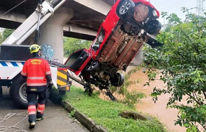 Unfall in Antioquia: Fahrzeug stürzte in den Fluss Medellín und hinterließ drei Verletzte