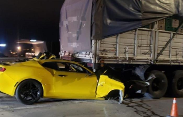 Tödlicher Unfall in Córdoba: Ein junger Mann starb, nachdem er mit seinem Sportwagen Camaro mit einem Lastwagen kollidierte