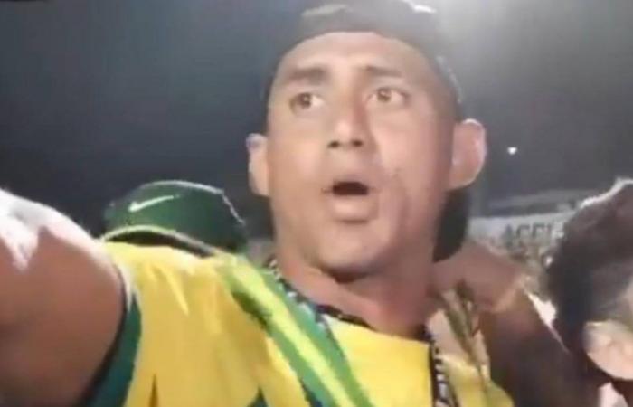 Sie stahlen dem Spieler Carlos Henao die Medaille, während er den Sieg von Atlético Bucaramanga feierte