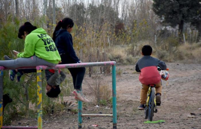 Sie haben einen Picknickplatz auf dem Neuquén-Plateau gebaut, damit die Kinder „nicht im Müll herumlaufen“.