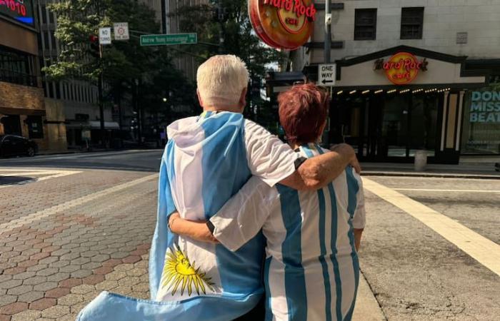 Das Paar, das 2001 alles verlor, der Bäcker, der der Nationalmannschaft Croissants schickte, und die Ausländer, die Argentinien unterstützen