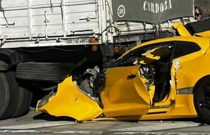 Ein 27-jähriger Mann starb, nachdem er die Kontrolle über seinen Camaro verlor und gegen einen Lastwagen prallte