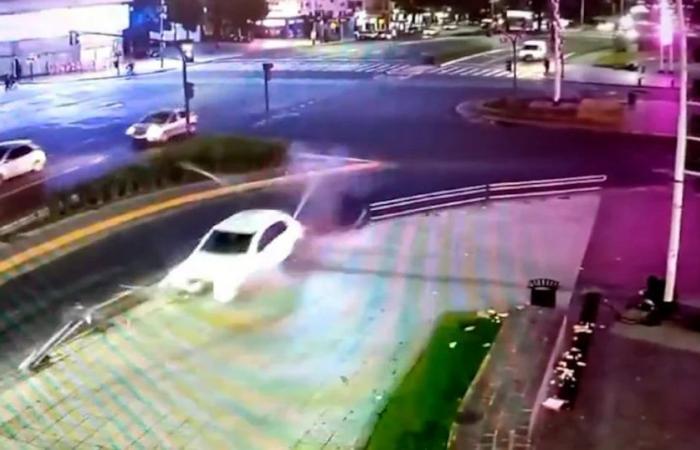 Video: Ein betrunkener Fahrer verlor die Kontrolle über sein Auto und fuhr auf den Platz der Republik