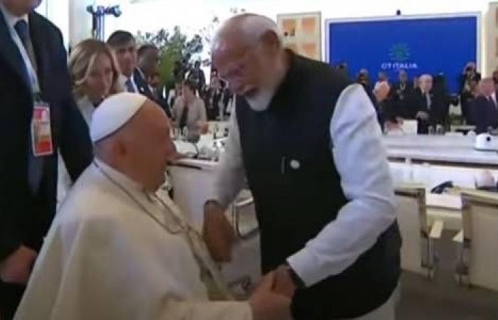 ASIEN/INDIEN – Premierminister Narendra Modi trifft Papst Franziskus und lädt ihn zu einem Besuch in Indien ein