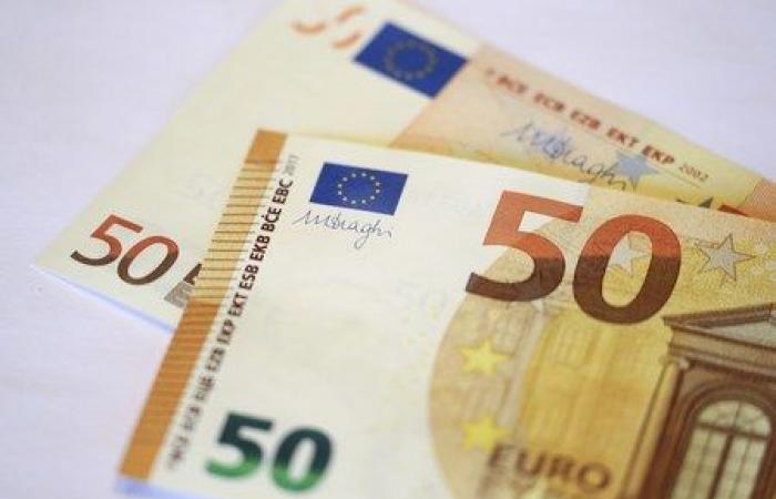 Der Dollar bleibt stark, politische Unsicherheit lässt den Euro sinken