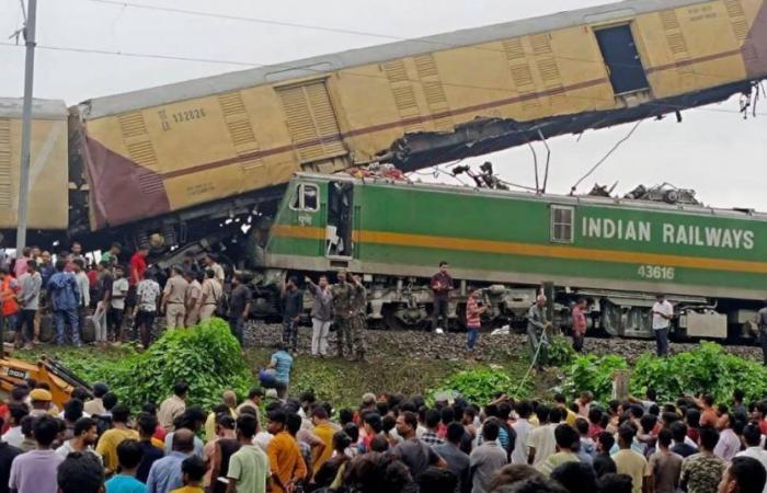 Bei einem schockierenden Zugunglück in Indien sind mindestens 15 Menschen ums Leben gekommen