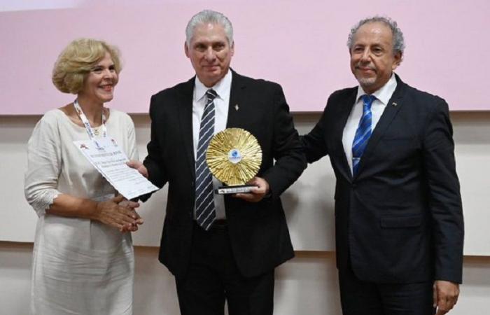 Anerkennung für wissenschaftliche Arbeit an den Präsidenten Kubas