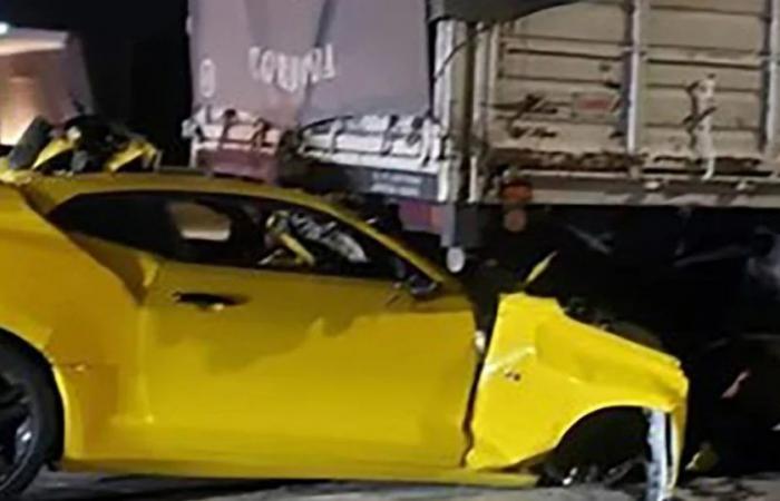 In Córdoba prallte ein junger Mann mit seinem Chevrolet Camaro gegen einen Lastwagen und starb
