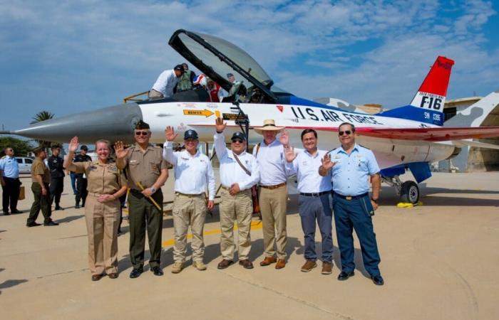 Eine der F-16 des US Air Force Viper Demo Teams flog während des Chiclayo 2024 Air Festivals in die Lüfte Perus