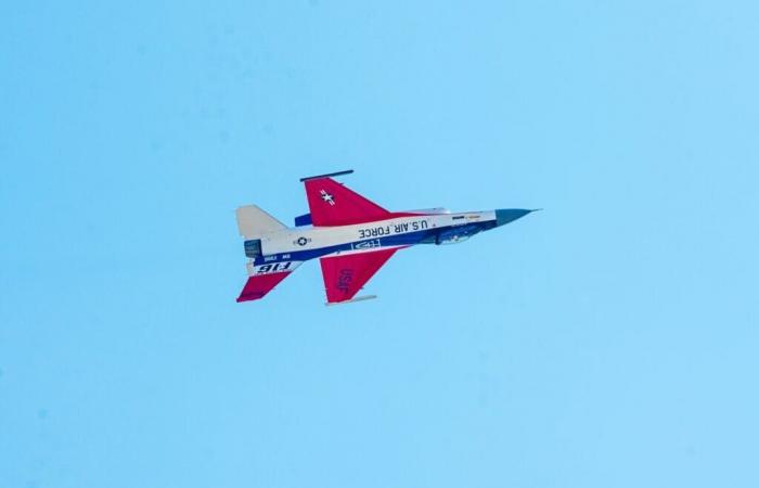 Eine der F-16 des US Air Force Viper Demo Teams flog während des Chiclayo 2024 Air Festivals in die Lüfte Perus