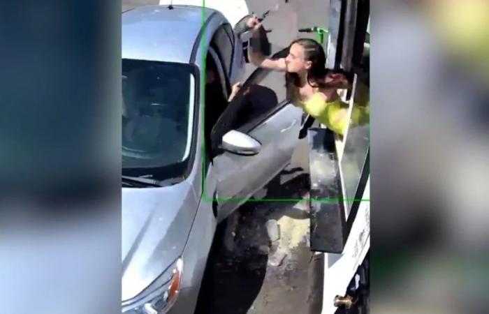 Ein Barista hat während eines Streits um den Kaffeepreis die Windschutzscheibe eines Kunden mit einem Hammer zerschlagen