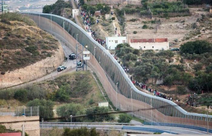 „Das Massaker von Melilla war kein Unfall“: Eine Untersuchung mehrerer NGOs fordert von Marokko und Spanien die Verantwortung, nachdem sie zwei Jahre lang über den Zaun gesprungen sind