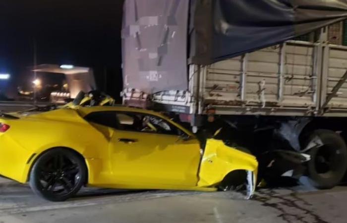Ein junger Mann fuhr einen Camaro und kam ums Leben, als er gegen einen Lastwagen prallte