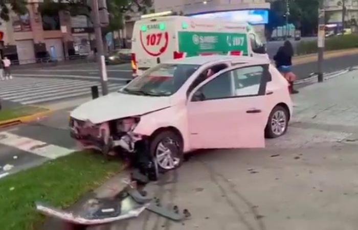 Ein Fahrer verlor die Kontrolle über sein Auto, zerbrach ein Geländer und kletterte auf die Plaza de la República: Er war betrunken