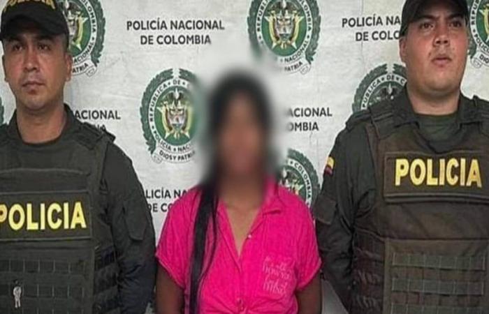 Alias ​​​​La Mona wird wegen mehrfacher Verbrechen wie Entführung, Folter, Verschwindenlassen und Mord in El Bagre, Antioquia, ins Gefängnis gebracht