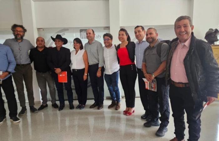 Der Gouverneur von Casanare stattete der Autonomen Universität Bucaramanga und der Foscal-Klinik einen strategischen Besuch ab.