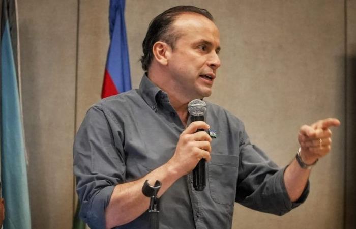 Alejandro Eder, Bürgermeister von Cali, forderte die Petro-Regierung auf, „die Möglichkeit einer Bombardierung von Lagern terroristischer Gruppen“ zu prüfen.