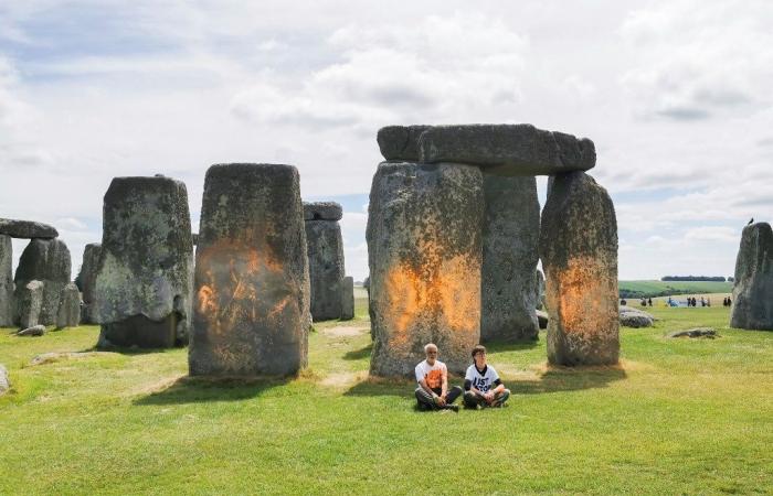 La Jornada – Umweltschützer zerstören prähistorische Stätte von Stonehenge