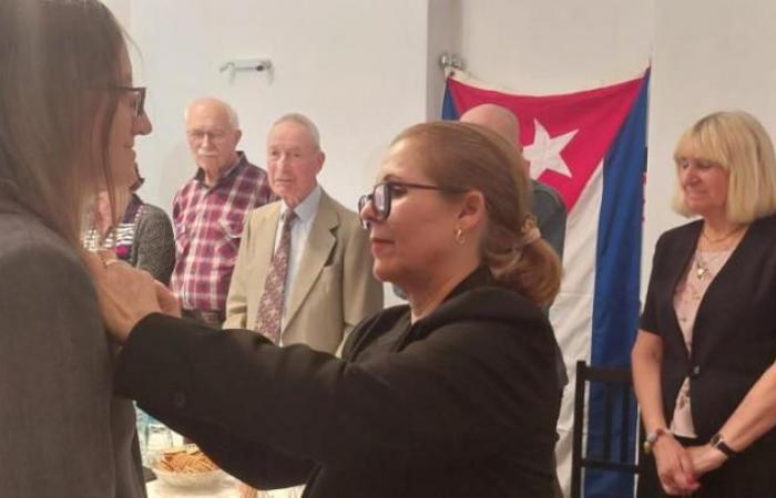Artikel: Übergabe der Freundschaftsmedaille an Beata Karon, Präsidentin des Vereins der Freunde Kubas in Polen