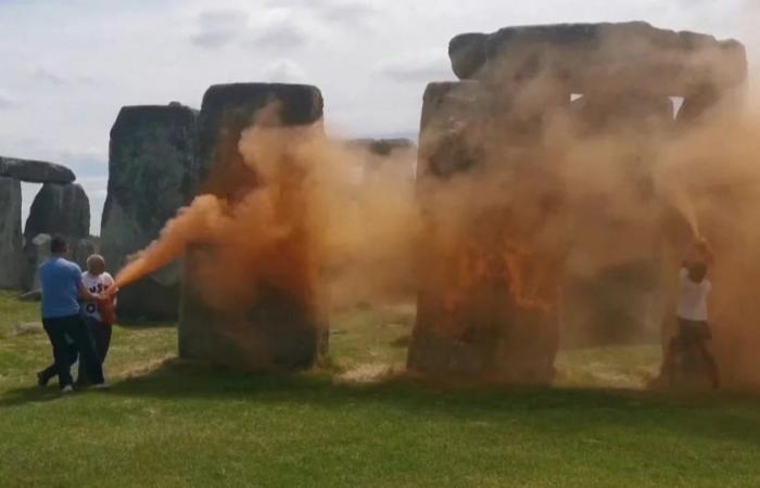 Umweltaktivisten sprühen Farbe auf die prähistorische Stätte Stonehenge in England