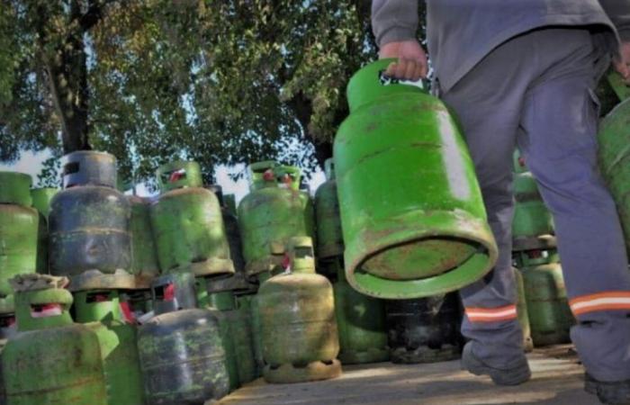 Mittlerweile wird Benzin durch die ganze Provinz transportiert und kann in Flaschen zu geringeren Kosten nachgefüllt werden