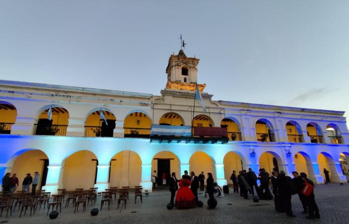 Am Flaggentag wird das historische Rathaus der Stadt beleuchtet – News
