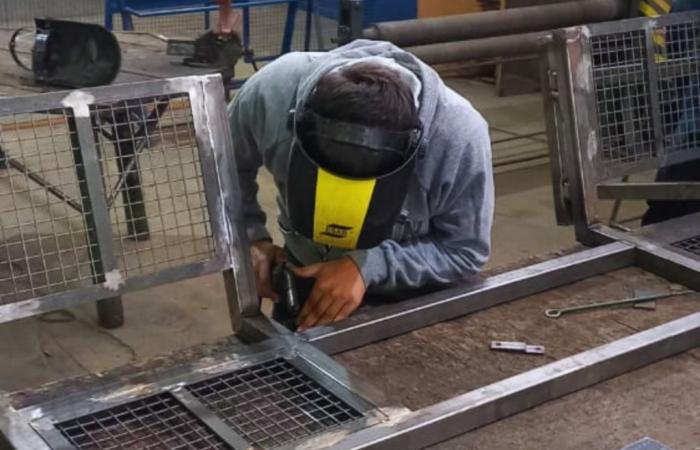 Studenten technischer Schulen bauen barrierefreie Bänke für öffentliche Räume in Colón – General Council of Education