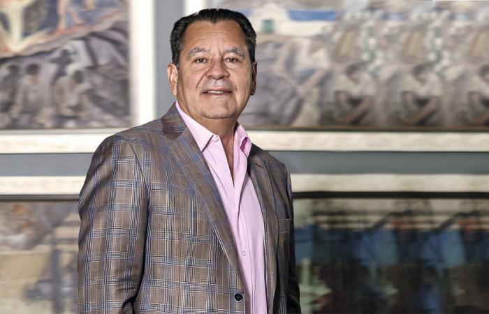 Carlos Añaños gibt seine politische Zugehörigkeit zur Partei Modern Peru bekannt