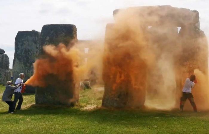 Im Video: Zwei Aktivisten, die Farbe auf das Stonehenge-Denkmal warfen, werden festgenommen | Nachrichten heute