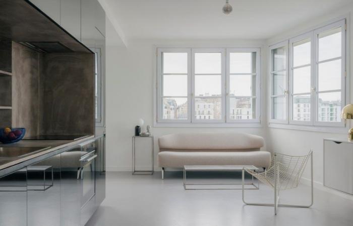 Eine kleine minimalistische Wohnung wächst dank der Verwendung von Spiegeln