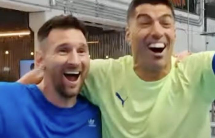 Video: Messi (ist er Links- oder Rechtshänder?) und Suárez hatten Spaß und gewannen beim Padel :: Olé