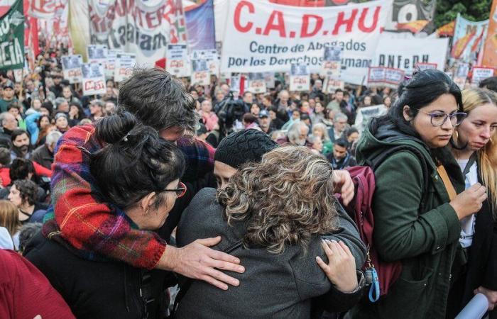„Es hat uns Kraft gegeben, zusammen zu sein“ | Wie die Freilassung von elf Häftlingen nach der Mobilmachung auf der Plaza de Mayo erlebt wurde