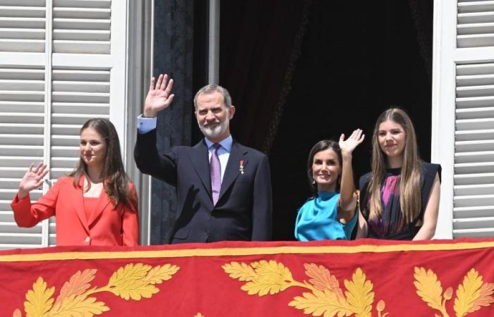Prinzessin Leonor zwinkert ihrem Vater, König Felipe VI., am Jahrestag seiner Proklamation zu