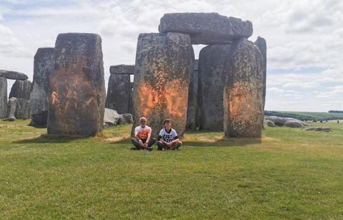 Umweltaktivisten der Organisation Just Stop Oil sprühen Farbe auf Stonehenge