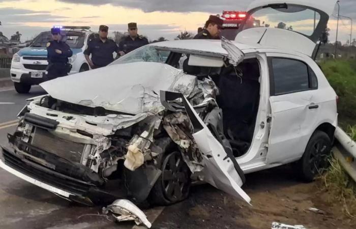 Schockierender Unfall mit drei Fahrzeugen auf der Brücke Avenida Frondizi de Concordia. – Digitale NC