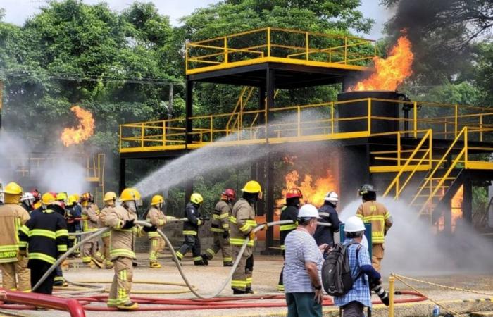 Mehr als 300 Feuerwehrleute aus ganz Lateinamerika werden in Cartagena de Indias ausgebildet