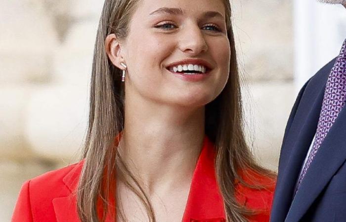 Prinzessin Leonor, spektakulär in Rot, veredelt ihren Look mit Rubinohrringen und Absätzen am Jahrestag der Proklamation von Felipe VI