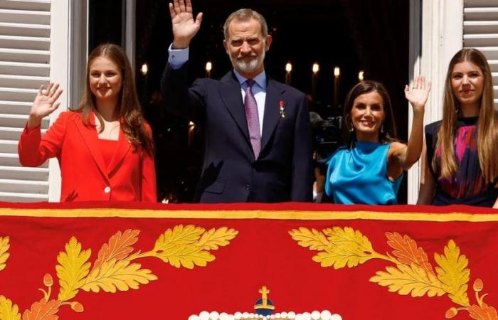 Das Bild von Felipe VI., Letizia und ihren Töchtern auf dem Balkon des Königspalastes zum 10. Jahrestag der Proklamation des Monarchen
