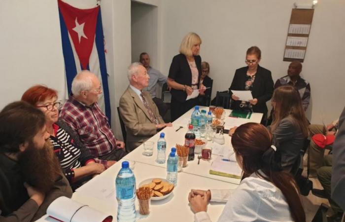 Artikel: Übergabe der Freundschaftsmedaille an Beata Karon, Präsidentin des Vereins der Freunde Kubas in Polen