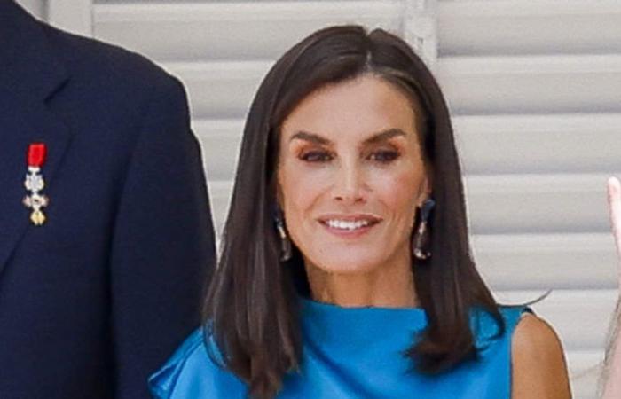 Königin Letizia, strahlend in Blau, präsentiert sich zum zehnten Jahrestag der Proklamation von Felipe VI. mit Midirock und asymmetrischer Bluse in ihrer besten Version