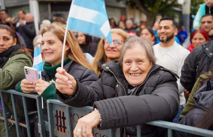Llaryora führte die traditionelle Parade an und rief zum Aufbau eines „Argentiniens in Frieden und Fortschritt“ auf.