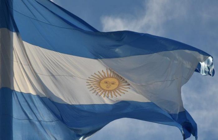 Hoch am Himmel: die Veränderungen der argentinischen Flagge im Laufe der Zeit