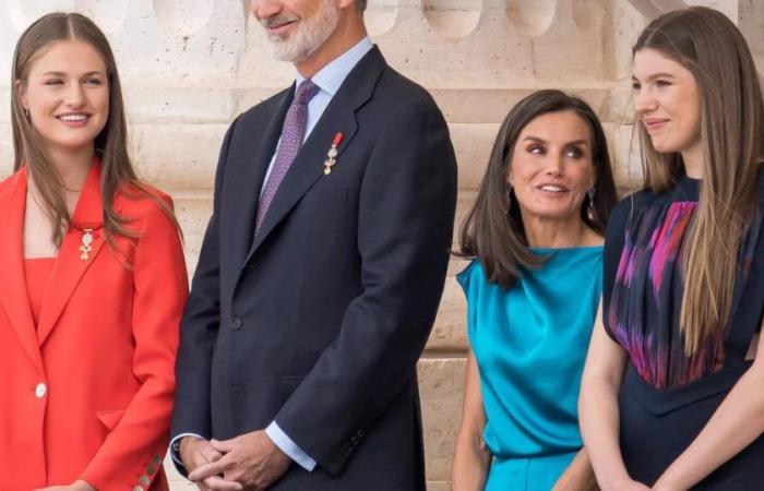Prinzessin Leonor überstrahlt den zehnten Jahrestag der Proklamation von Felipe VI. mit einem roten Kleid im Stil von „Königin Letizia“.