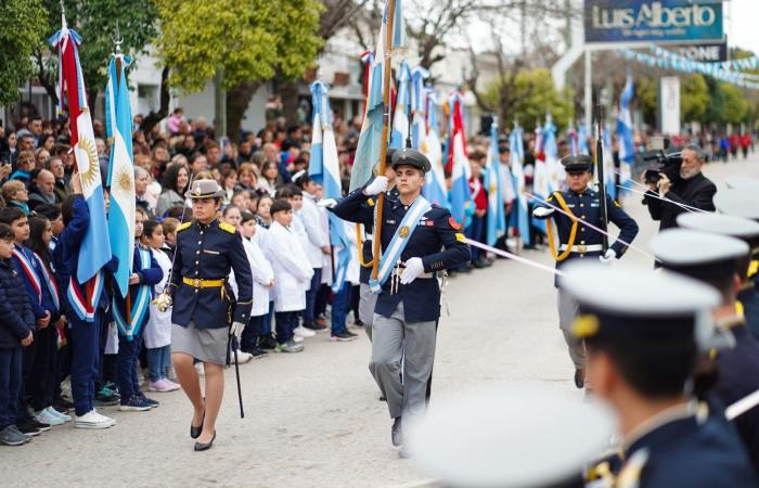 Llaryora führte die traditionelle Parade an und rief zum Aufbau eines „Argentiniens in Frieden und Fortschritt“ auf.