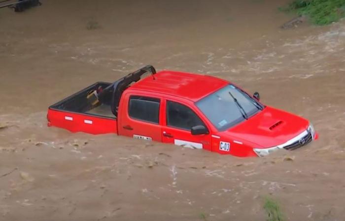 Das Video zeigt einen eingeklemmten und fast vollständig unter Wasser stehenden Lastwagen, nachdem die Flussmündung in Reñaca überschwemmt wurde