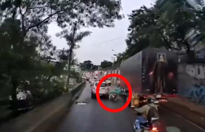 Motorradfahrer rutschte aus und starb, nachdem er in Medellín vom Reifen eines Lastwagens zerquetscht wurde