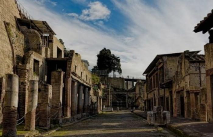 Herculaneum, die vom Vesuv zerstörte Stadt, hat ihren Strand voller Skelette wieder geöffnet