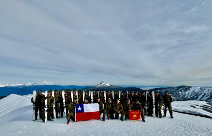 Gebirgssoldaten der chilenischen Armee trainieren Kampftechniken und Taktiken für den Einsatz bei winterlichem Wetter