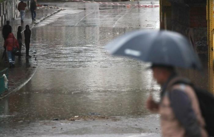 Regen in Santiago: Überschwemmungen in Straßen und Evakuierungen in Baños Morales und Talagante